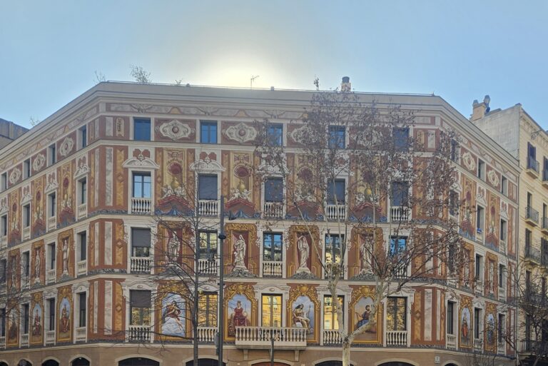 Zgrada u ulici "Carrer del Consell de Cent 340" - freske su delo italijanskom umetnika Rafaela Beltranija ("Rafaelo Beltrani")