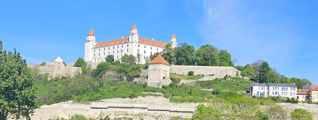 Bratislavski zamak se nalazi na brdu Malih Karpata