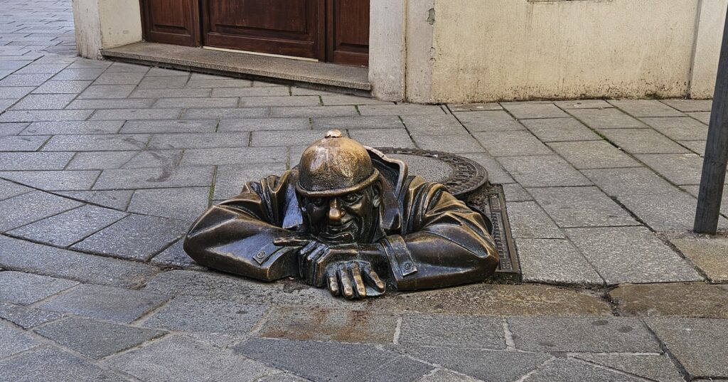 Skulptura "Čumil - čovek na poslu"