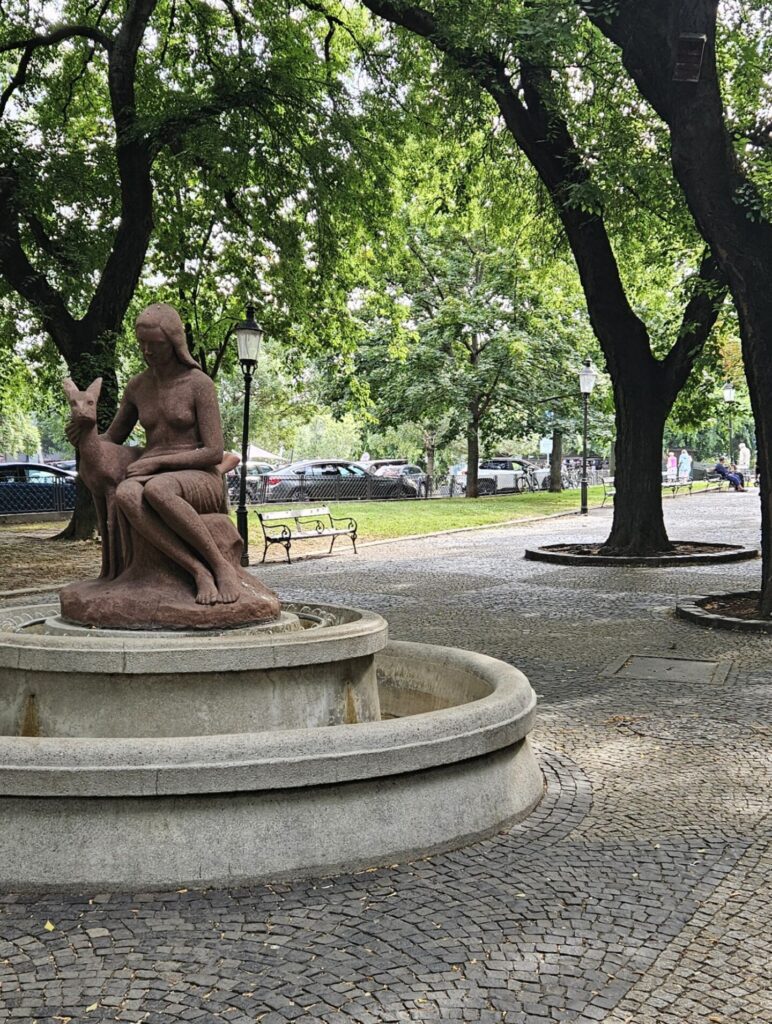 Skulptura devojke koja grli lane