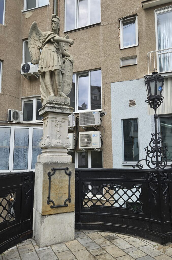 Skulptura posvećena Svetom arhanđelu Mihajlu
