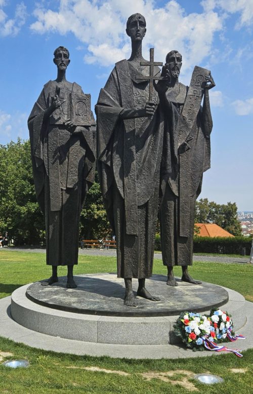 Skulptura posvećena Svetom Ćirilu, Metodiju i Goraydu