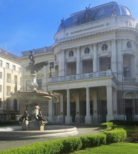 Ganimedova fontana ispred Slovačkog narodnog pozorišta