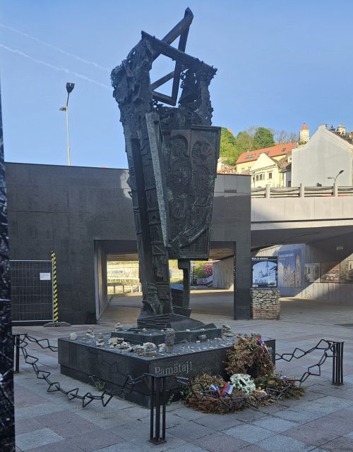 Spomenik žrtvama Holokausta - “Pamätaj!”